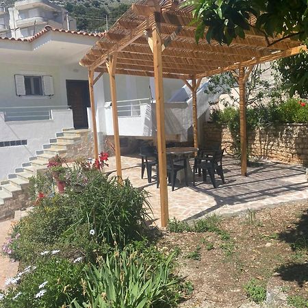 Sarsed Home, Sarande Bagian luar foto