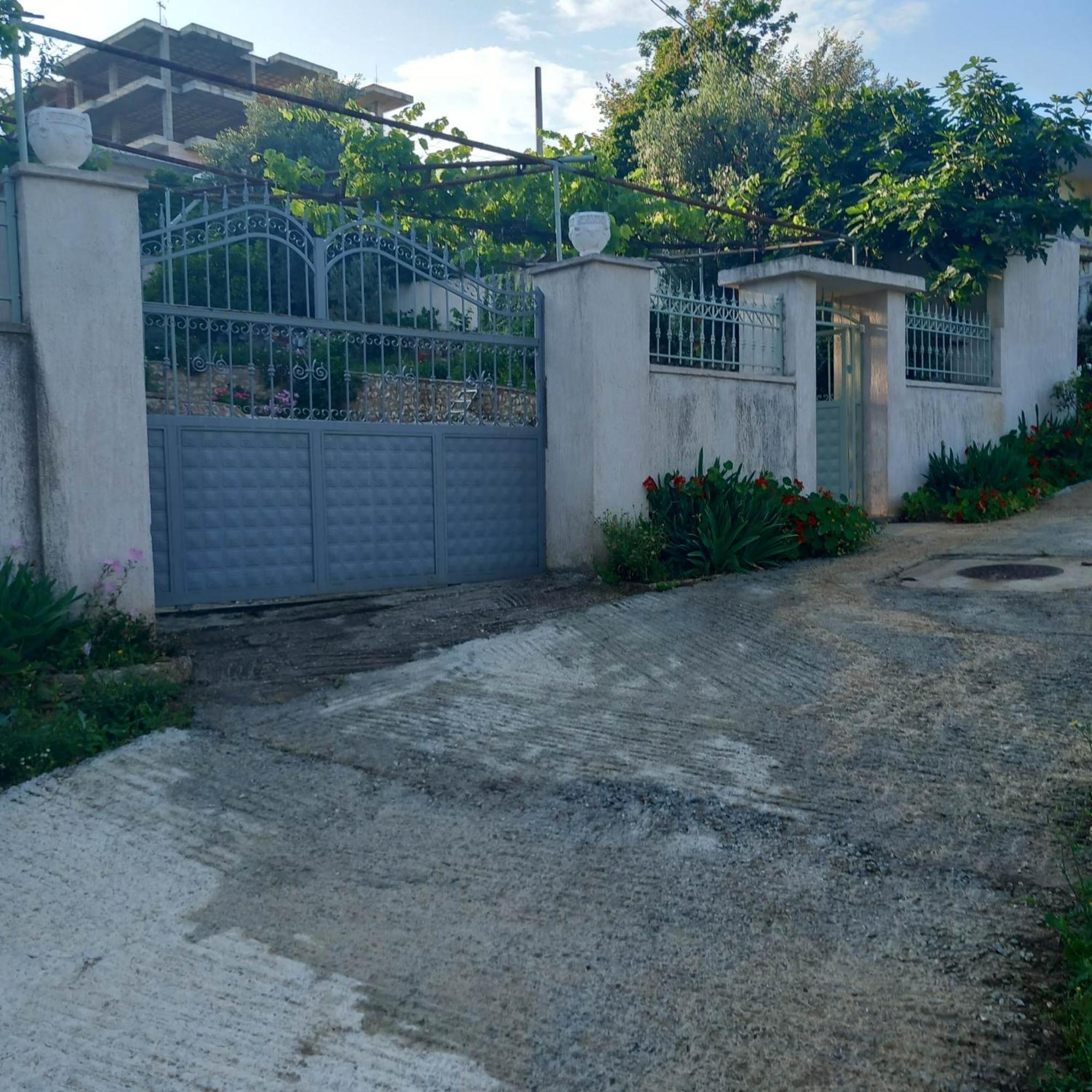 Sarsed Home, Sarande Bagian luar foto