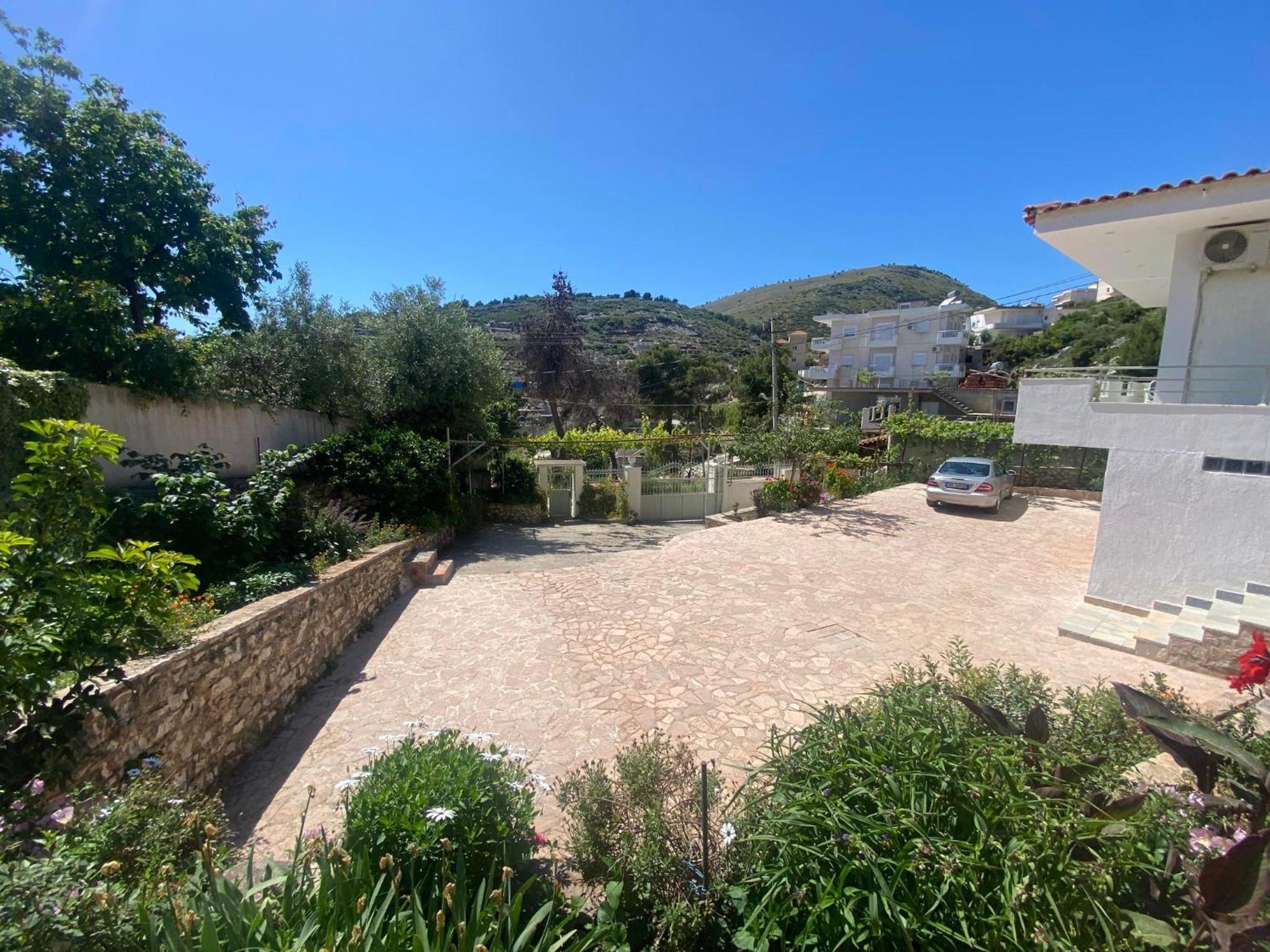 Sarsed Home, Sarande Bagian luar foto